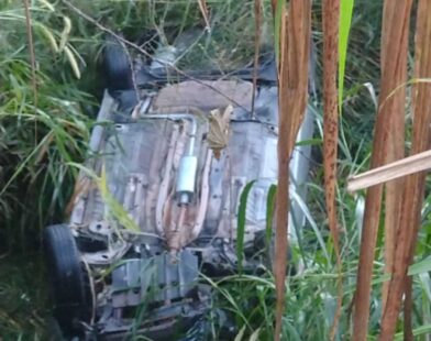 Homem morre e quatro pessoas ficam feridas após carro cair em ribanceira na BR-494, em Divinópolis