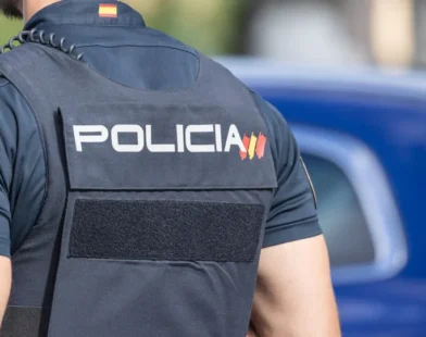 Homem morre sozinho em casa e é comido pelo cão durante 15 dias