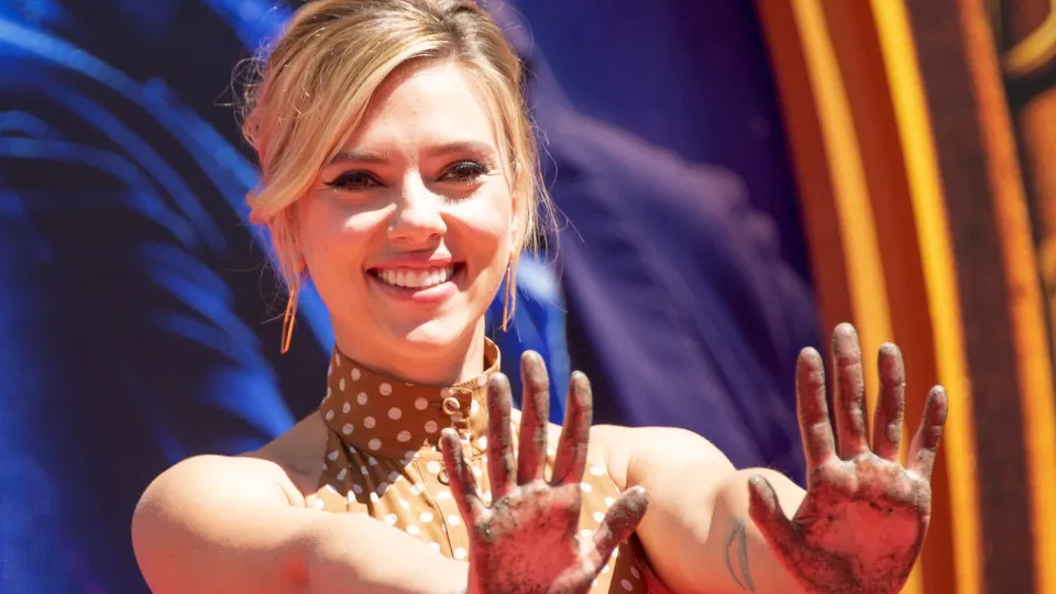 Homem obcecado por Scarlett Johansson é preso após ameaça de atentado com bomba
