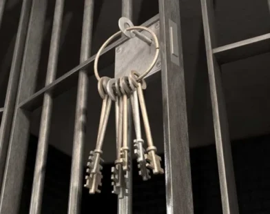 Homens armados invadem cadeia e libertam 16 presos na Bahia