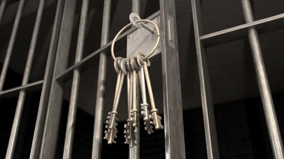 Homens armados invadem cadeia e libertam 16 presos na Bahia