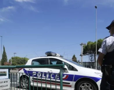 Homens encapuzados tentam sequestrar casal e criança em Paris
