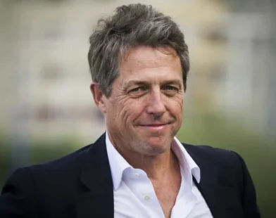 Hugh Grant reclama de 'tratamento intrusivo' com seus filhos em aeroporto
