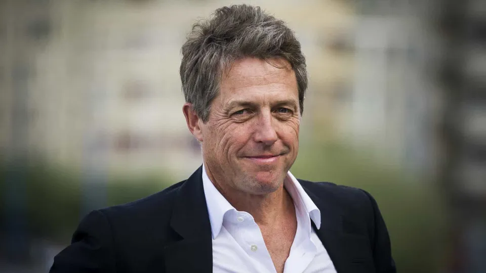 Hugh Grant reclama de 'tratamento intrusivo' com seus filhos em aeroporto