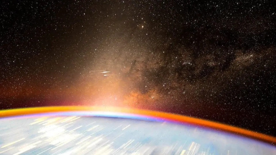 Imagem impressionante de astronauta reúne Terra, Via Láctea e satélites