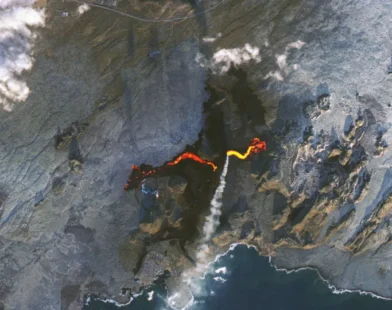Imagens de satélite mostram erupção na Islândia, perto da Lagoa Azul