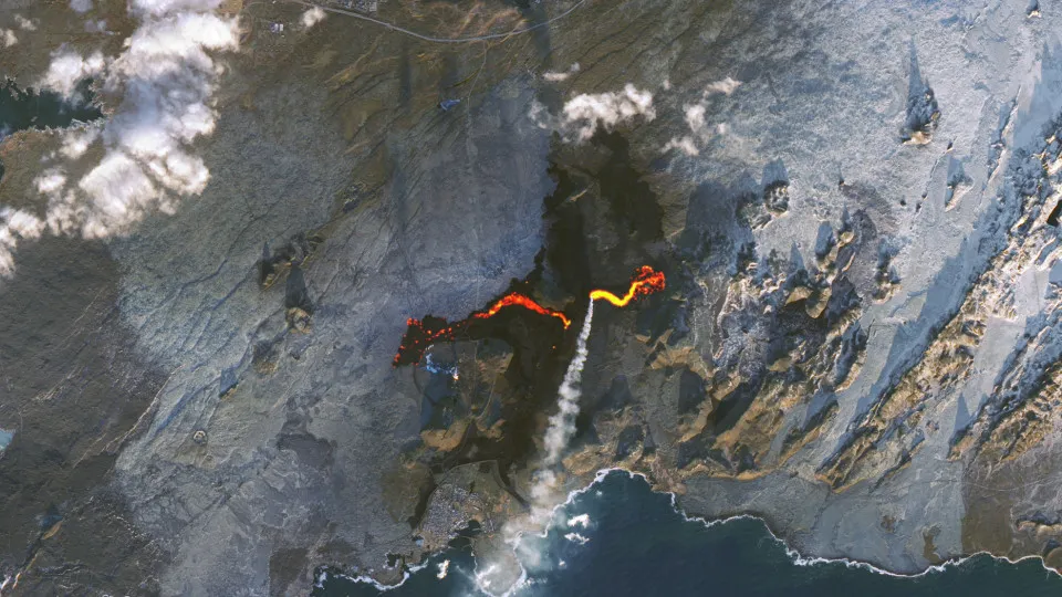 Imagens de satélite mostram erupção na Islândia, perto da Lagoa Azul