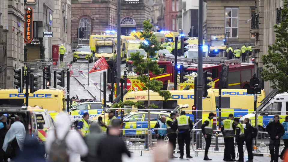 Imagens mostram caos após van atropelar torcedores em festa do Liverpool