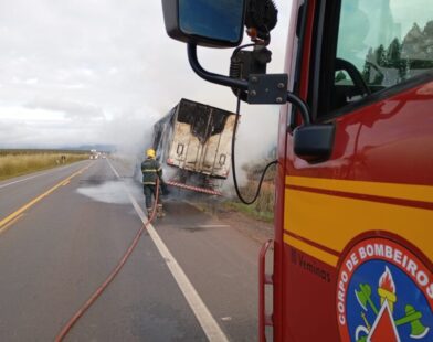 Incêndio consome carreta carregada com água de coco na BR-251, em Grão Mogol