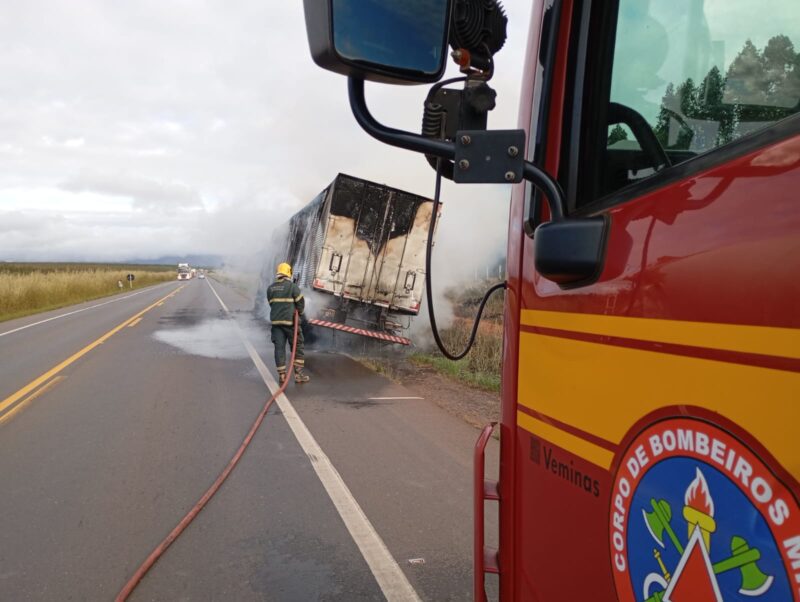 Incêndio consome carreta carregada com água de coco na BR-251, em Grão Mogol