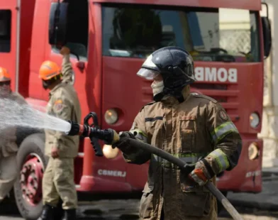 Incêndio de grandes proporções atinge fábrica de isolantes térmicos na zona sul de SP