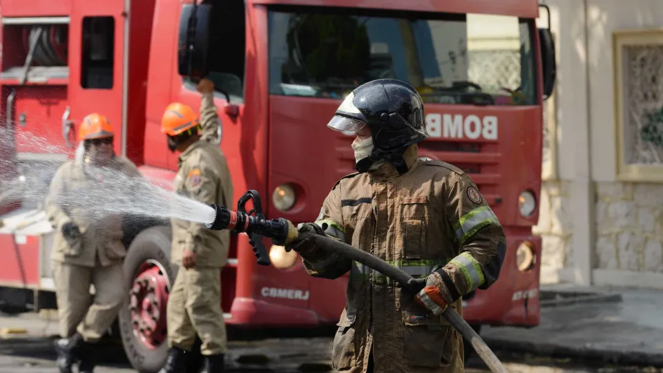 Incêndio de grandes proporções atinge fábrica de isolantes térmicos na zona sul de SP