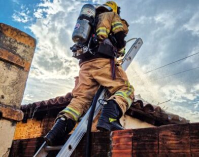 Incêndio em residência no centro de Januária é controlado pelos bombeiros
