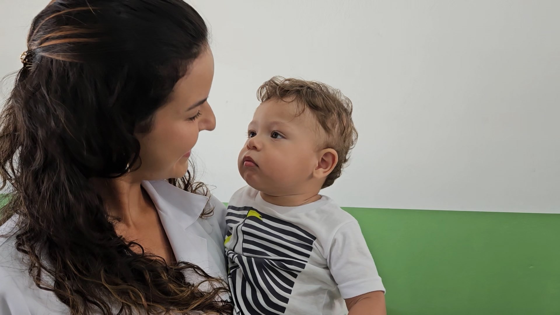 Integração na Universidade: MG2 mostra projeto na Apae com alunos da UFSJ que atende crianças prematuras em Divinópolis
