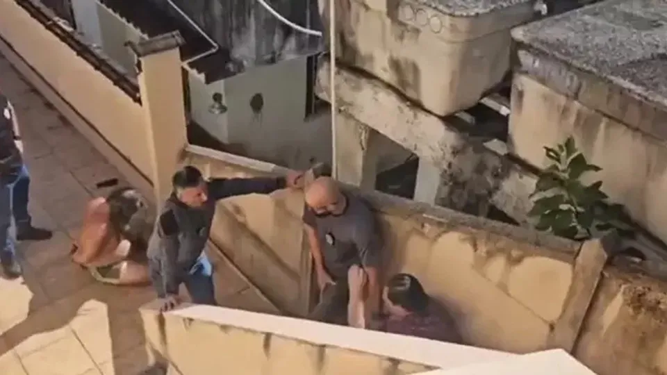 Irmãos são presos por manter corpo do pai em decomposição no Rio