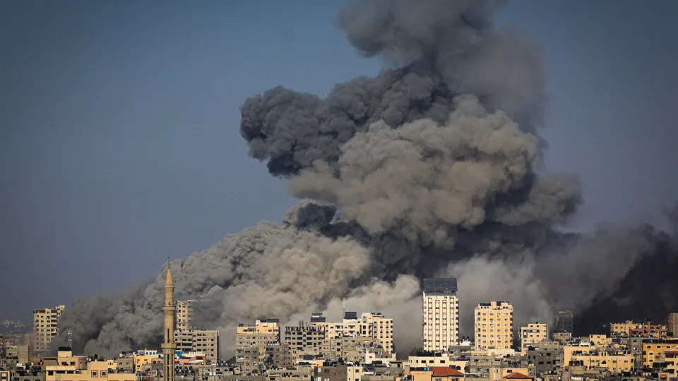 Israel libera entrada de mais ajuda em Gaza enquanto ataques matam dezenas