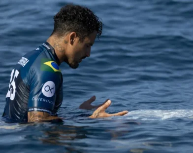 Italo quebra prancha, é eliminado e pode perder liderança no Mundial de Surfe