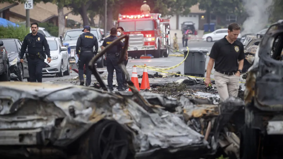 Jato executivo cai em San Diego, incendeia casas e assusta moradores