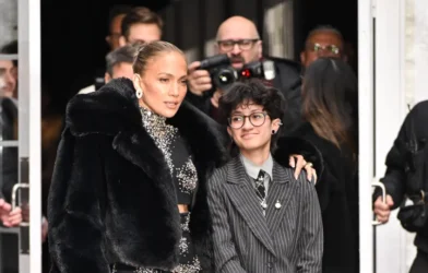 Jennifer Lopez e filha Emme marcam presença na estreia de Othello; veja