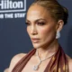 Jennifer Lopez é processada por fotógrafo após publicar fotos de si mesma