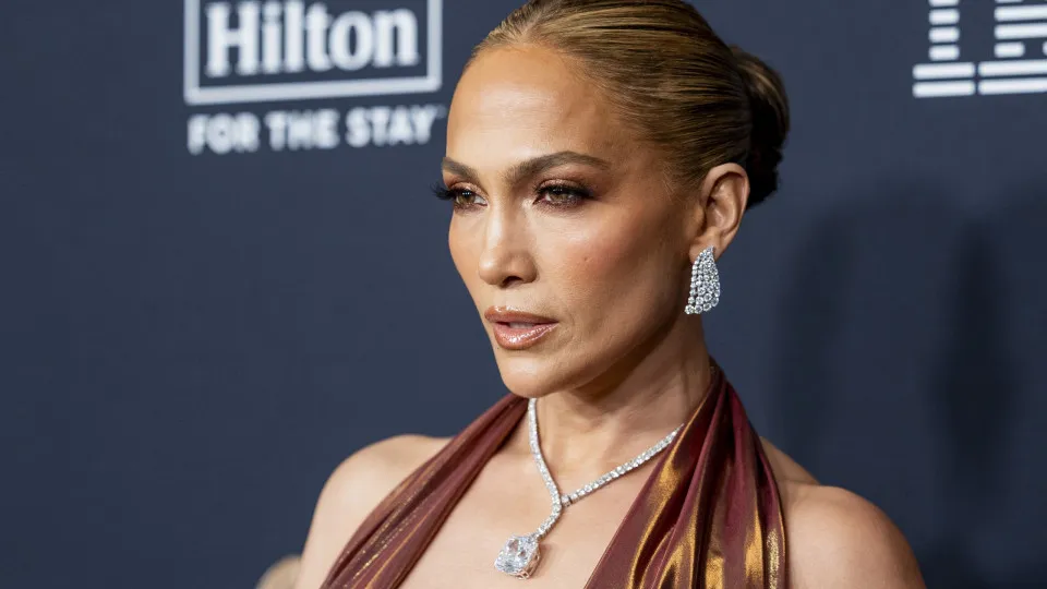 Jennifer Lopez é processada por fotógrafo após publicar fotos de si mesma