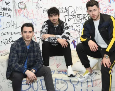 Jonas Brothers desembarcam no Brasil para show único em SP