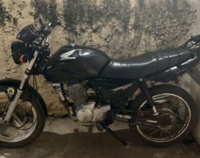 Jovem é preso por esconder moto furtada e adulterada no quintal de casa, em Brasília de Minas