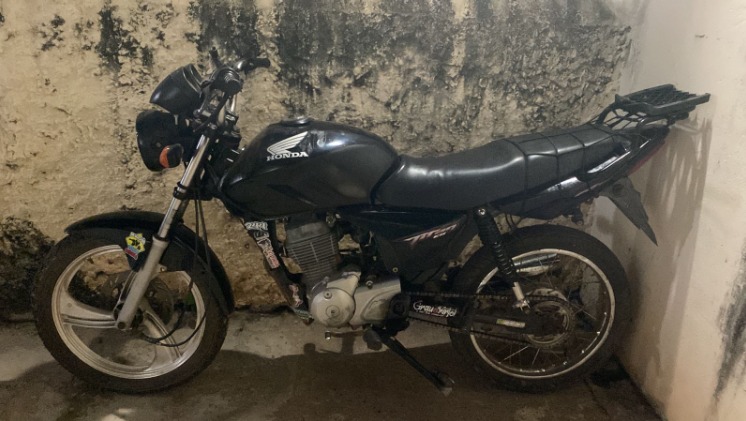 Jovem é preso por esconder moto furtada e adulterada no quintal de casa, em Brasília de Minas