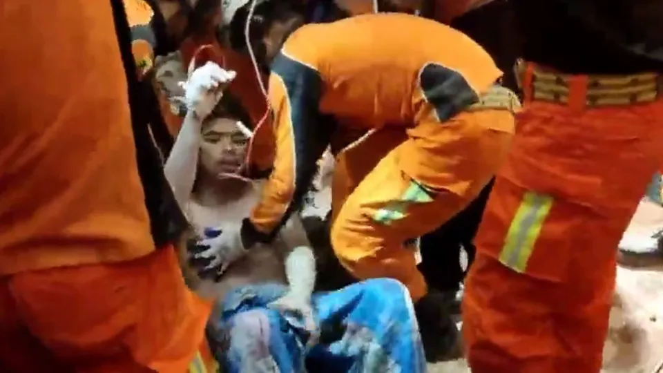Jovem é resgatado com vida 5 dias após terremoto devastar Mianmar
