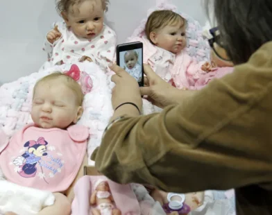 Jovem leva 'bebê reborn' para atendimento em UPA de cidade da Bahia