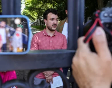 Juiz bloqueia deportação de ativista palestino detido nos EUA