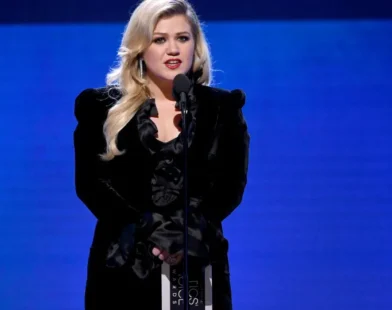 Kelly Clarkson relembra perrengues após vencer 'American Idol'