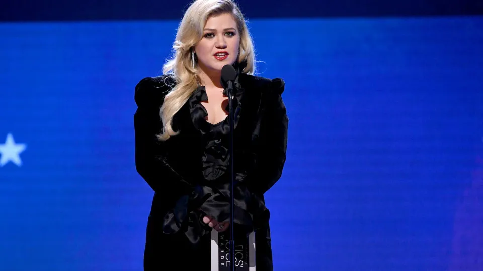 Kelly Clarkson relembra perrengues após vencer 'American Idol'