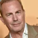 Kevin Costner acusado de dirigir cena de estupro 'violenta e sem roteiro'