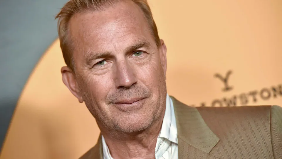 Kevin Costner acusado de dirigir cena de estupro 'violenta e sem roteiro'