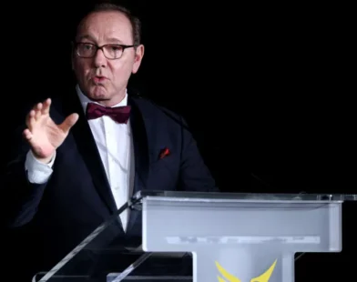Kevin Spacey é premiado durante evento em Cannes sem ligação com o festival