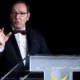 Kevin Spacey é premiado durante evento em Cannes sem ligação com o festival