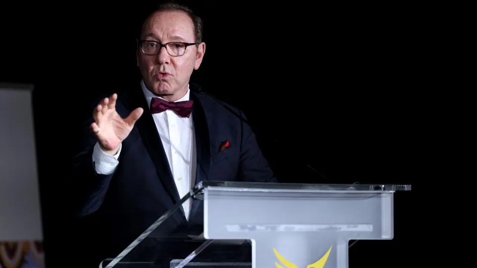 Kevin Spacey é premiado durante evento em Cannes sem ligação com o festival