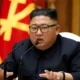 Kim Jong-un determina aumento da produção de projéteis da Coreia do Norte