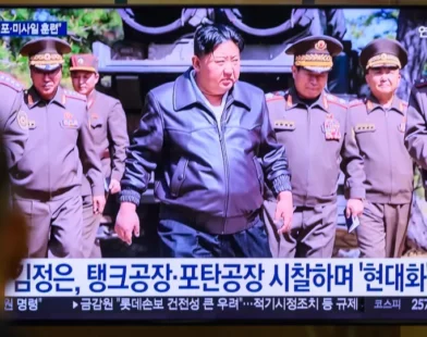 Kim Jong-un supervisiona exercícios e reforça apoio à Rússia