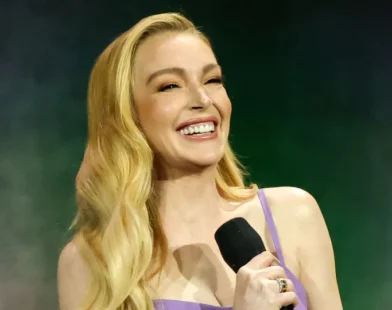 Lindsay Lohan surge radiante com vestido e bolsa Chanel