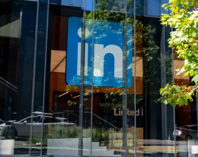 LinkedIn é acusado de espiar mensagens privadas para treinar IA