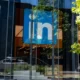 LinkedIn é acusado de espiar mensagens privadas para treinar IA
