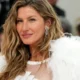 Livro de Gisele Bündchen alcança 2º lugar em lista de mais vendidos e top comemora