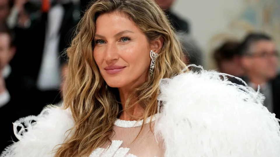 Livro de Gisele Bündchen alcança 2º lugar em lista de mais vendidos e top comemora