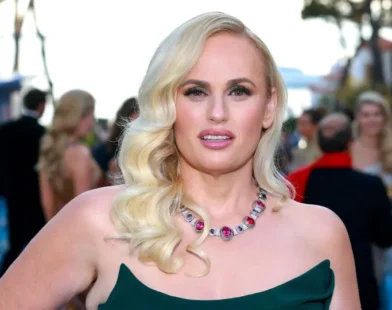 Livro de Rebel Wilson terá trechos sobre Sacha Baron Cohen censurados