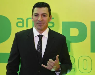 Lúcio reaparece após queimaduras e faz primeiro passeio no hospital