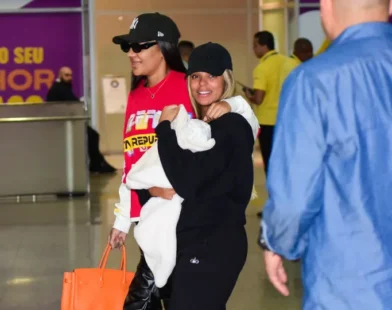 Ludmilla e Brunna Gonçalves chegam ao Rio com a filha