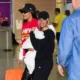 Ludmilla e Brunna Gonçalves chegam ao Rio com a filha