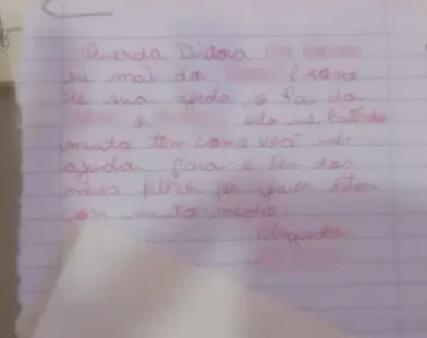 Mãe é resgatada após enviar bilhete pedindo socorro na mochila do filho